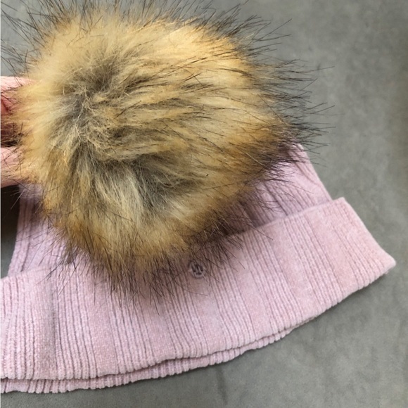 Lululemon hat with Pom pom NEW